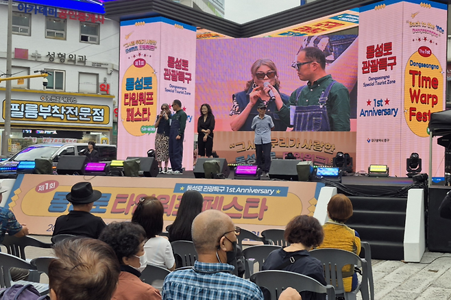 동성로 타임워프 페스타가 열린 19일 오후 대구 중구 228아트스퀘어 중앙무대에서 시민들이 인터뷰에 참여하고 있다. 조윤화기자