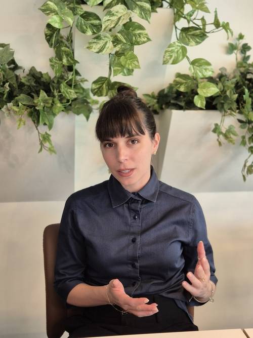 이탈리아 디자이너 루도비카 구알티에리가 24일 대구 북구 대구패션디자인센터에서 가진 영남일보와의 인터뷰에서 패션 철학에 대해 설명하고 있다. 이승엽 기자