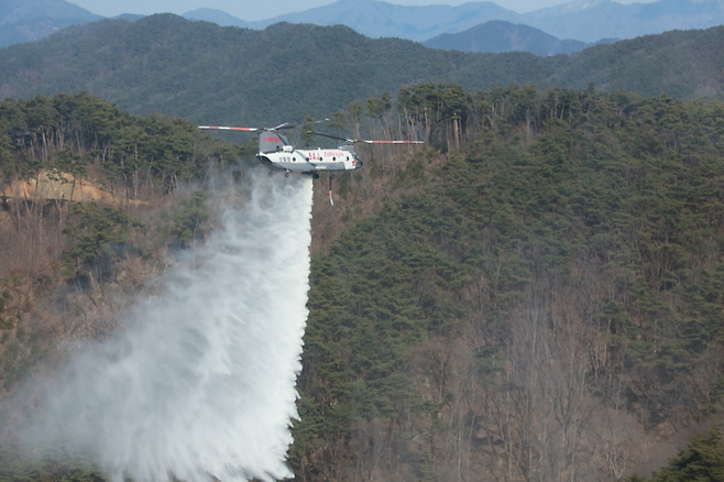 산림청 소속 치누크 소방헬기가 물을 뿌리고 있다. <경북도 제공>