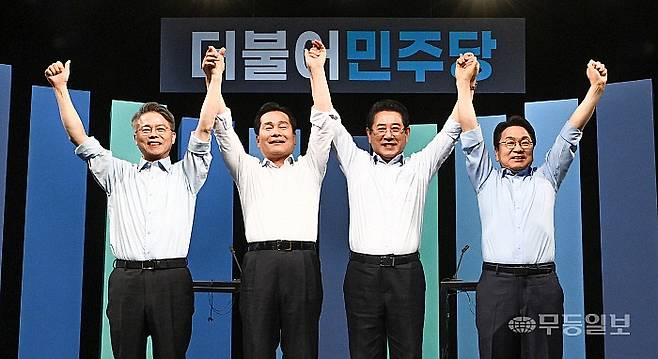 더불어민주당의 초대 전남광주특별시장 김영록, 강기정, 민형배, 주철현 경선후보들이 17일 광주mbc 스튜디오에서 TV토론회에 앞서 포즈를 취하고 있다.
양광삼기자 ygs02@mdilbo.com