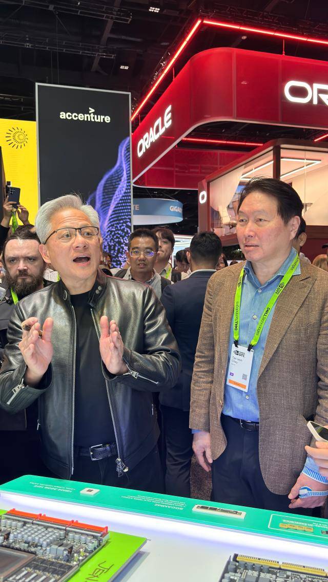 최태원 SK그룹 회장(오른쪽)과 젠슨 황 엔비디아 최고경영자(CEO)가 16일(현지시간) 미국 캘리포니아주 새너제이에서 개막한 GTC 2026에 참석해 SK하이닉스 부스에서 만나고 있다. [사진=GTC 2026 공동취재단]