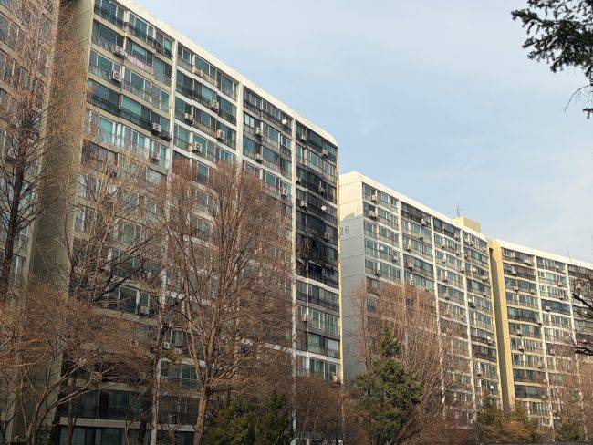 강남구 대치동 은마아파트, 화재로 벽면이 그을린 모습. / 사진 = 김찬호 기자