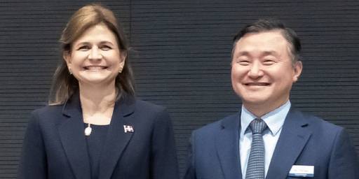 노태문 MX사업부장 사장이 지난 2023년 4월6일 경기도 수원시 소재 삼성이노베이션뮤지엄을 방문한 라켈 페냐 도미니카 공화국 부통령(왼쪽)을 만나 기념사진을 찍고 있다. / 삼성전자