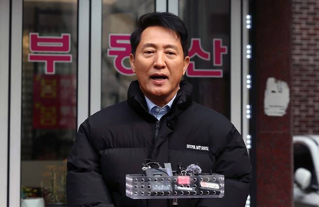 오세훈 서울시장이 9일 전·월세 청년 주거난 관련 현장방문차 대학교 밀집지역인 서울 동대문구 휘경동 1인가구 밀집 지역을 살펴본 뒤 취재진의 질문에 답하고 있다. 신태현 기자 holjjak@