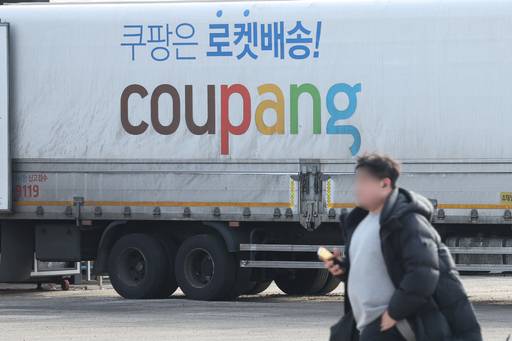 쿠팡이 로켓배송 상품의 무료배송 기준을 변경한다. 일부 판매자들이 할인율을 부풀리는 방식으로 무료배송 조건을 맞추는 이른바 ‘가격 어뷰징’을 차단하기 위한 조치다. 사진은 서울의 한 쿠팡 센터 모습.(연합뉴스)