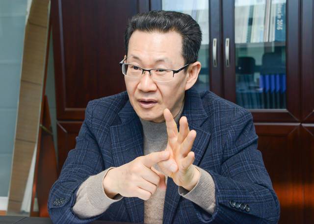 심규범 건설고용컨설팅 대표가 브릿지경제와의 인터뷰에서 답변을 하고 있다. (사진=이철준 PD)