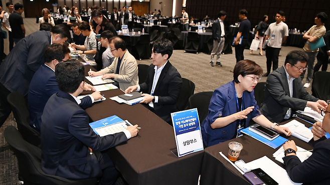 ▲지난 2023년 7월 '탑동 이노베이션밸리 기업 유치 설명회'에 참가한 첨단 기업 관계자들이 상담을 하고 있다  제공=수원시