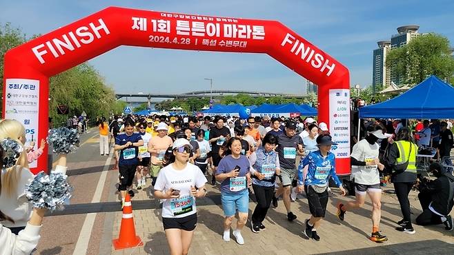 ▲걷기와 달리기는 심폐기능 향상과 고혈압·고혈당·고지혈증  예방과 개선에 효과적인 운동이다. 사진은 대한구강보건협회가 주최·주관한 제1회 튼튼이 마라톤대회 출발 장면. 사진=박효순 기자