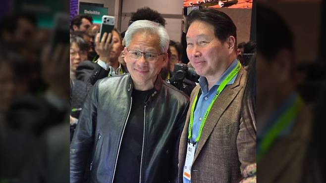 최태원 SK그룹 회장(오른쪽)과 젠슨 황 엔비디아 CEO(왼쪽)가 16일 미국 캘리포니아 새너제이에서 열린 GTC 2026에서 SK하이닉스 전시 부스를 찾은 모습.[사진=SK하이닉스]