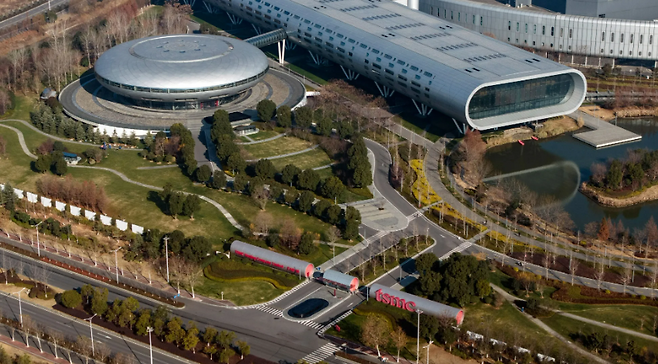 대만 신주(新竹)에 위치한 TSMC 캠퍼스 전경. 웨이퍼 형태를 연상시키는 원형 건물과 반도체 연구시설이 함께 배치된 단지로, 세계 첨단 반도체 생산을 이끄는 핵심 산업 거점이다. / 여성경제신문DB