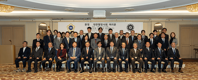 대한행정사회 윤승규 회장과 방문단, 일본행정서사회연합 관계자들이 기념사진을 촬영하고 있다. 대한행정사회 제공