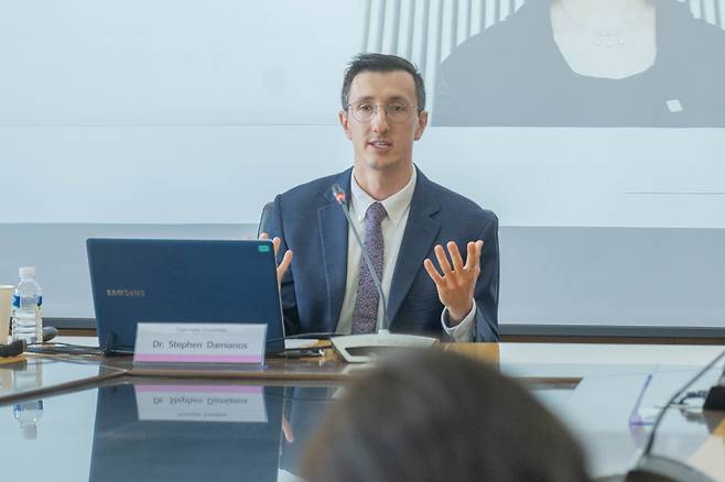 3월 17일, 서울 신림동 서울대 로스쿨 서암홀에서 개최된 SAPI 콜로퀴엄에서 스티븐 다미아노스(Stephen Damianos) 박사가 발표 중이다. 백성현 기자