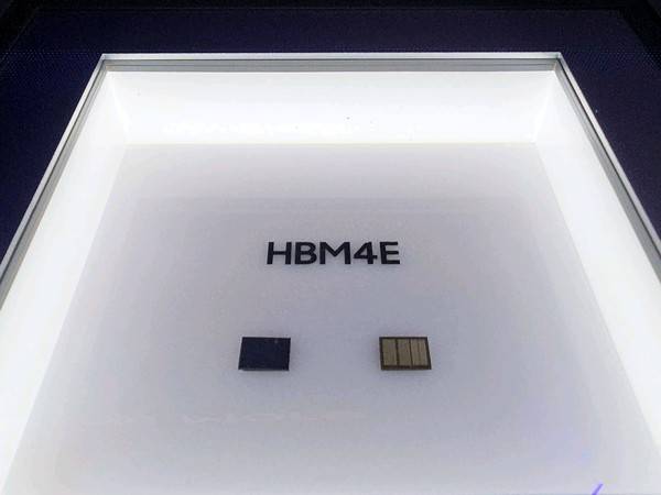 삼성전자는 16일부터 19일까지(현지시간) 미국 새너제이에서 열리는 엔비디아 GTC에 참가해 차세대 HBM4E 기술력과 베라 루빈 플랫폼을 구현하는 메모리 토털 솔루션을 유일하게 공급할 수 있는 역량을 앞세워 글로벌 AI리더십을 한층 강화한다고 밝혔다. 사진은 삼성전자 HBM4E 제품 전시 사진. 사진=연합뉴스