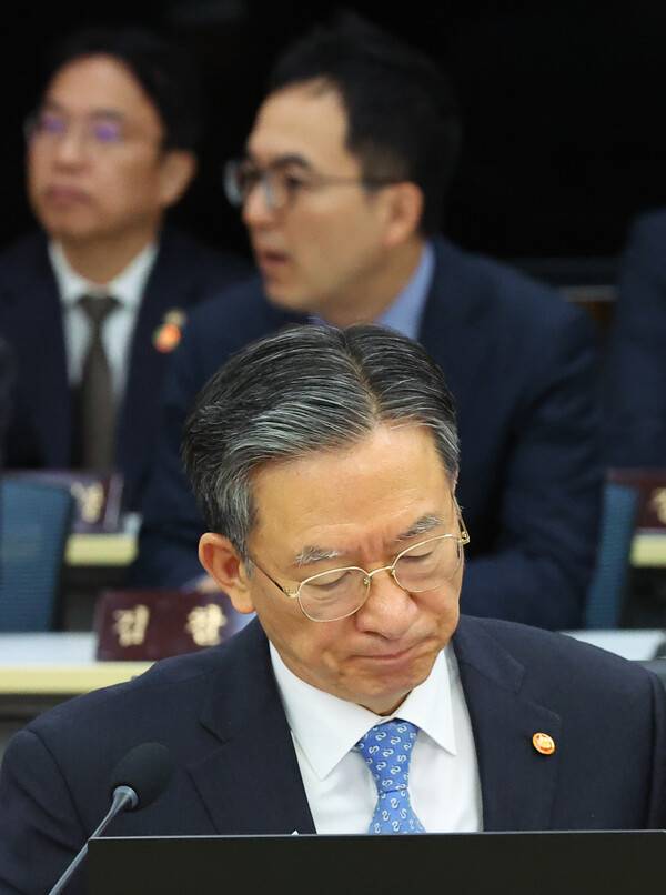 정성호 법무부 장관이 17일 정부세종청사에서 이재명 대통령 주재로 열린 국무회의에 참석해 있다. 뒤는 구자현 검찰총장 직무대행. 2026.3.17. 연합뉴스