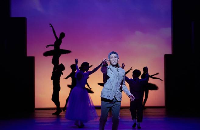 창작가무극 '나빌레라' 2021년 공연 한 장면(사진=서울예술단)