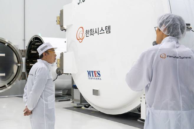 김승연 한화그룹 회장이 한화 제주우주센터 내 진공상태, 극저온(-180℃), 극고온(150℃) 환경을 모사한 우주환경 시험장을 살펴보고 있다.(사진=한화그룹.)