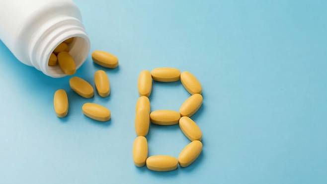 당뇨, 고혈압 등 만성질환이 있는 50대 중장년층은 비타민 B군 섭취가 필요하다｜출처: Gemini 생성