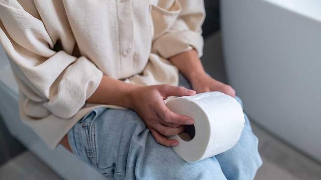 변비, 설사, 복부 팽만 증상이 지속적으로 반복된다면, 위·대장 내시경으로 원인을 찾아야 한다｜출처: 클립아트코리아