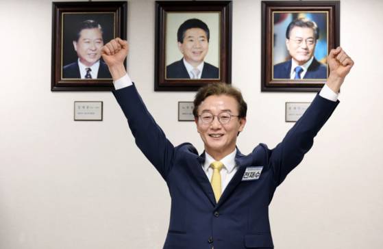 오늘(17일) 오전, 부산광역시장 후보자 면접 참석한 전재수 더불어민주당 의원〈사진=연합뉴스〉