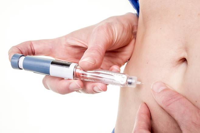 인슐린 주사를 맞고 있는 제1형당뇨병 환자. 전체 당뇨 환자 중 체질량지수(BMI) 25 미만인 비비만형의 비율이 한국은 약 35%나 되는 반면, 미국은 약 10~15% 수준에 그친다. 한국의 마른 당뇨 환자 비율이 미국보다 약 2.3~3배 이상 높다. 마른 당뇨 환자는 췌장 세포의 수명이 더 빨리 소모돼 먹는 약만으로는 조절이 되지 않아 인슐린 주사가 필요한 상태로 빠르게 악화될 위험이 훨씬 더 높다. 사진=게티이미지뱅크