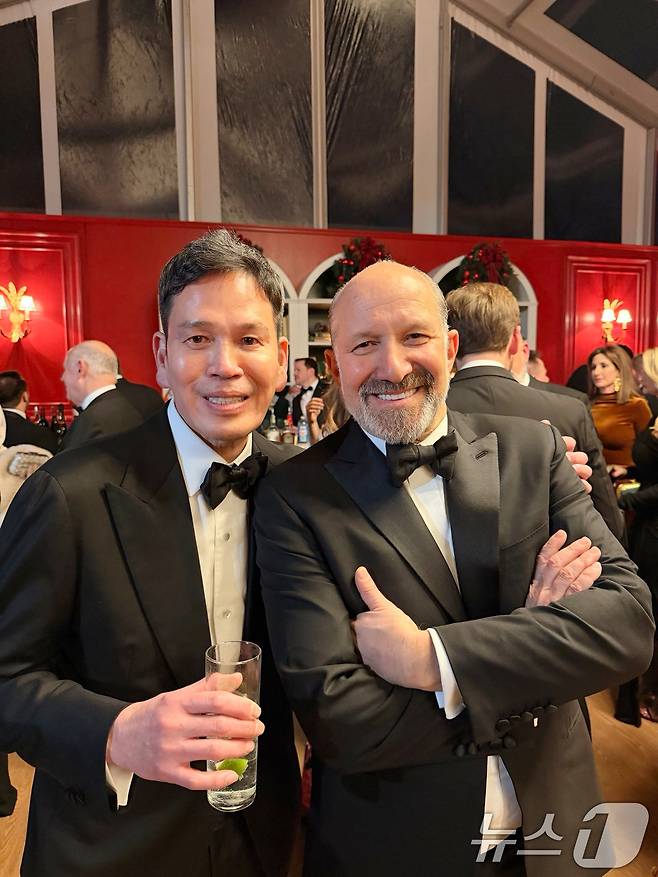 정용진 신세계그룹 회장이 2025년 12월 12일 J.D. 밴스 미국 부통령이 주최한 성탄절 만찬에 참석해 하워드 러트닉 상무장관과 사진 촬영에 응하고 있다. 미국 워싱턴 D.C. 밴스 부통령의 관저에서 열린 당시 행사에는 밴스 부통령과 러트닉 상무장관, 피트 헤그세스 국방부장관, 수지 와일스 백악관 비서실장, 스티븐 밀러 백악관 부비서실장 등 백악관 고위급 인사들이 참석했다. 에릭 슈미트 전 구글 CEO, 시암 상카르 팔란티어 최고운영책임자 등 기업인들도 함께 했다.(신세계그룹 제공. 재판매 및 DB 금지) 2025.12.14 ⓒ 뉴스1