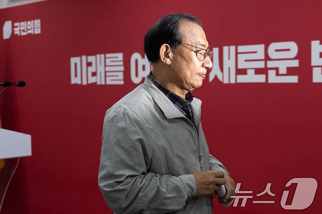 이정현 국민의힘 공천관리위원장이 16일 서울 여의도 중앙당사에서 김영환 충북도지사 컷오프(공천배제) 관련 브리핑을 마치고 발걸음을 옮기고 있다. 2026.3.16 ⓒ 뉴스1 이승배 기자