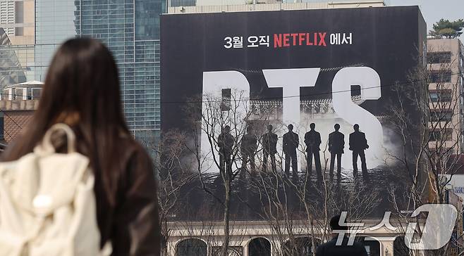 방탄소년단(BTS) 완전체 컴백 공연을 나흘 앞둔 17일 오전 서울 광화문광장 주변 건물에 BTS 컴백 관련 광고가 붙어 있다. 2026.3.17 ⓒ 뉴스1 박지혜 기자