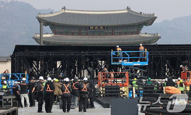 16일 서울 광화문장에서 관계자들이 방탄소년단(BTS)의 컴백 라이브 공연 무대를 설치하고 있다. 약 3년 9개월 만에 컴백하는 방탄소년단(BTS)의 공연은 오는 21일 오후 8시 광화문광장에서 ‘BTS 컴백 라이브: 아리랑(ARIRANG)’이라는 타이틀로 개최된다. 2026.3.16 ⓒ 뉴스1 임세영 기자