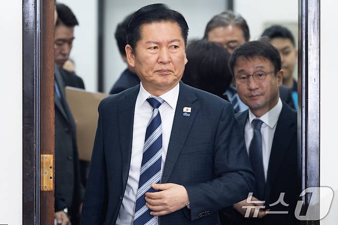 정청래 더불어민주당 대표가 17일 서울 여의도 국회에서 열린 검찰개혁 관련 긴급 기자회견에 들어서고 있다. 2026.3.17 ⓒ 뉴스1 유승관 기자