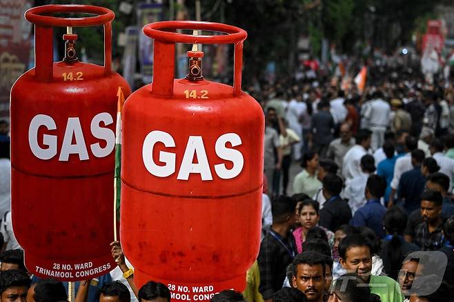 16일(현지시간) 인도 트리나물 콩그레스(TMC) 당 지지자들이 중동 전쟁으로 인한 공급망 차질로 액화석유가스(LPG) 가격 인상과 공급 부족에 항의하는 시위를 벌이며 LPG 실린더 모형을 들고 있다. 2026.03.16. ⓒ AFP=뉴스1