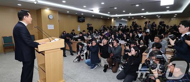 오세훈 서울시장이 6·3지방선거 국민의힘 서울시장 후보자 추가 공천 접수 마감일인 17일 오후 서울시청 브리핑룸에서 공천 신청과 관련한 입장을 밝히고 있다. 오 시장은 이 자리에서 "서울시민에 대한 책임감과 선당후사의 정신으로 국민의힘 서울시장 후보 등록을 한다＂고 밝혔다. 2026.3.17 ⓒ 뉴스1 오대일 기자