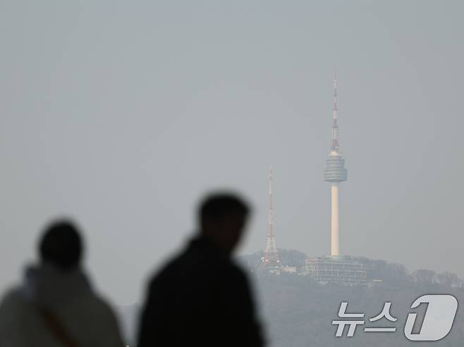 미세먼지 비상저감조치가 발령된 17일 오후 서울 용산구 국립중앙박물관에서 바라본 남산 N서울타워가 흐리게 보이고 있다. 2026.3.17 ⓒ 뉴스1 황기선 기자