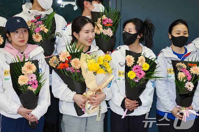 2026 ISU(국제빙상경기연맹) 쇼트트랙 세계선수권대회에서 1000m, 1500m 금메달로 생애 첫 2관왕을 달성한 김길리가 17일 오후 인천국제공항 1터미널을 통해 입국, 꽃다발을 들고 있다. 2026.3.17 ⓒ 뉴스1 안은나 기자