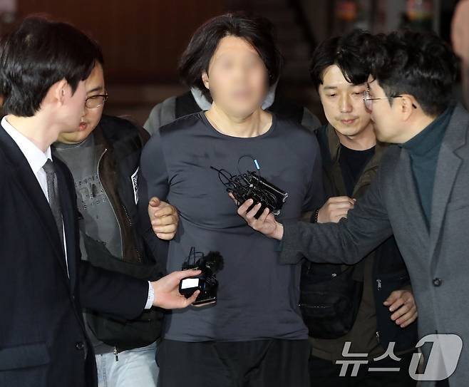 부산의 한 아파트에서 항공사 기장을 흉기로 살해한 혐의를 받는 50대 피의자 A 씨가 17일 오후 부산진경찰서로 압송되고 있다. A 씨는 전 직장 동료인 국내 항공사 기장 B 씨(50대·남)를 살해한 후 울산의 한 모텔에 숨어있다가 경찰에 붙잡혔다. 2026.3.17 ⓒ 뉴스1 윤일지 기자