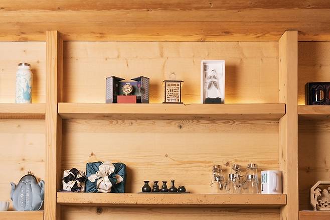 코리아하우스 환영홀에 국립중앙박물관 굿즈들이 배치되어 한국 전통 문화를 소개하고 있다. 사진 | 대한장애인체육회