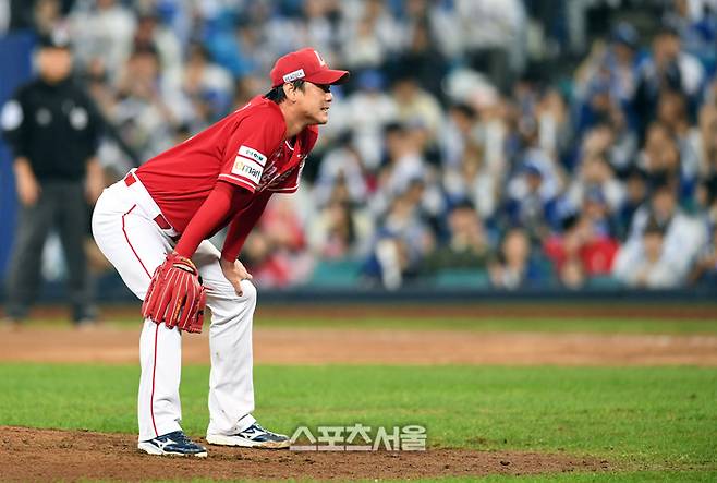 SSG 김광현이 14일 대구 삼성라이온즈파크에서 열린 2025 KBO리그 삼성과 준플레이오프 4차전 3회말 2사 1-3루 상황에서 삼성 구자욱에 볼넷을 허용한 뒤 아쉬워했다. 대구 | 박진업 기자 upandup@sportsseoul.com