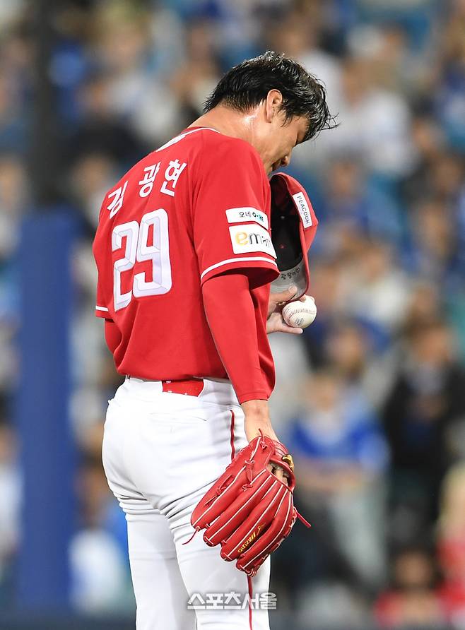 SSG 김광현이 14일 대구 삼성라이온즈파크에서 열린 2025 KBO리그 삼성과 준플레이오프 4차전 3회말 1사 삼성 강민호와 전병우에게 연속 볼넷을 허용한 뒤 아쉬워하고 있다.대구 | 박진업 기자 upandup@sportsseoul.com