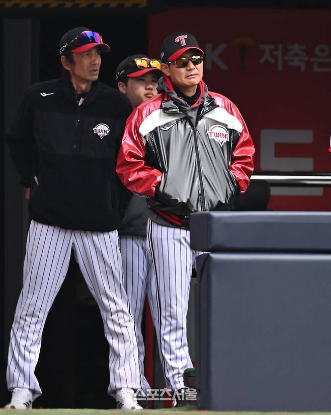 LG 염경엽 감독이 16일 수원케이티위즈파크에서 열린 2026 KBO리그 시범경기 KT와 경기를 지켜보고 있다. 수원 | 최승섭기자 thunder@sportsseoul.com