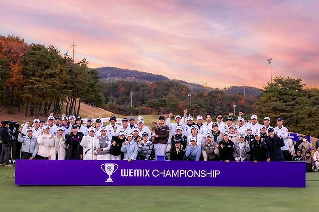 선수, 캐디 모두가 한자리에 모인 위믹스 챔피언십 2025 시상식 모습. 사진 | 대회조직위