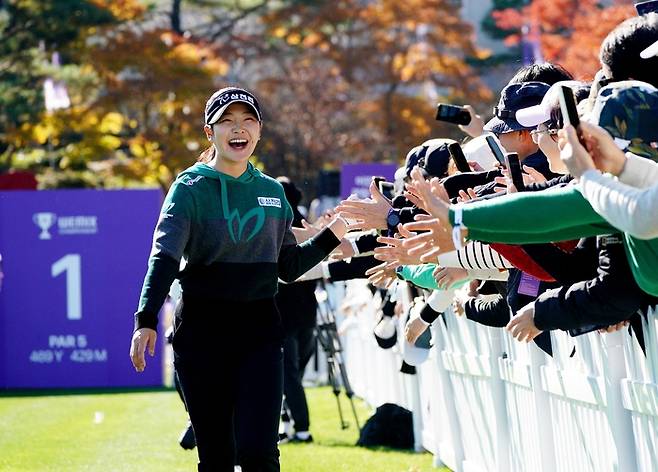 유현조가 위믹스 챔피언십 2025에서 팬들과 하이파이브를 하고 있다. 사진 | 대회조직위