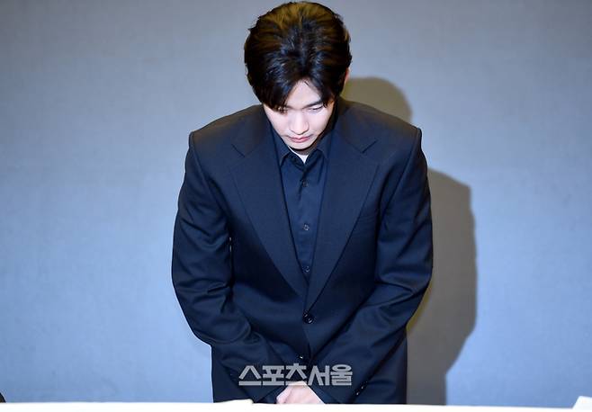 최근 불거진 사생활 논란에 대해 침묵을 지켜왔던 배우 김수현이 31일 서울 마포구 스탠포드 호텔에서 열린 기자회견장에서 취재진에 인사를 하고 있다.  2025. 3. 31. 최승섭기자 thunder@sportsseoul.com