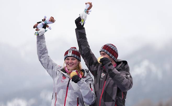 베로니카 아이그너(왼쪽)가 15일(현지시간) 이탈리아 코르티나 토파네 알파인스키 센터에서 열린 2026 밀라노·코르티나 동계패럴림픽 알파인스키 회전 시각장애 부문 금메달을 따낸 후 기뻐하고 있다. 사진 | 코르티나=신화통신연합뉴스