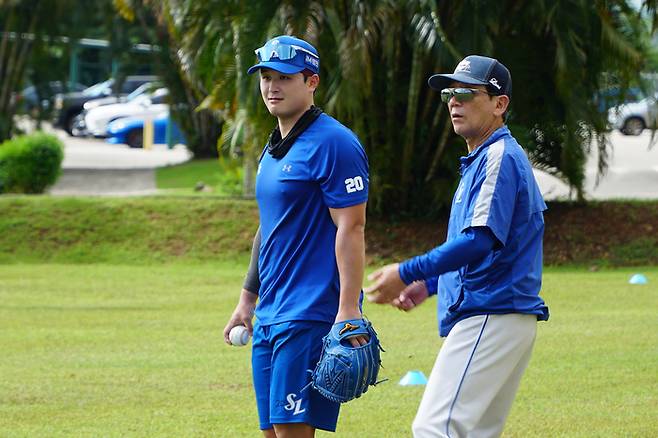 삼성 최원태(왼쪽)가 27일 괌 전지훈련지에서 최일언 코치와 함께 훈련하고 있다. 사진 | 삼성 라이온즈