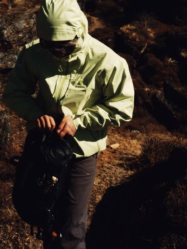 16일 고기능성 프리미엄 아웃도어 브랜드 블랙야크(회장 강태선)가 야외 활동이 활발해지는 봄을 맞아 기능성과 스타일을 모두 잡은 'AWC NTX 레인자켓'을 출시했다고 밝혔다.(블랙야크 'AWC NTX 레인자켓'). /사진=블랙야크