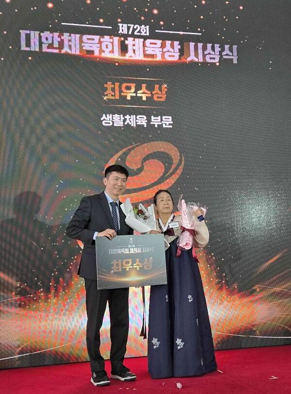 지난 12일 대한체육회가 2025년 한해 동안 각종 스포츠활동에서 뛰어난 기량을 발휘하였거나 창의적‧헌신적 노력으로 대한민국 스포츠 발전에 기여하는 등 뚜렷한 공적이 있는 유공자를 선정, 표창하는 제72회 대한체육회 체육상 시상식이 태릉선수촌 내 챔피언하우스에서 거행되었다.(유승민 대한체육회장, 최우수상 차두연 선수(오른쪽). /사진=대한체육회