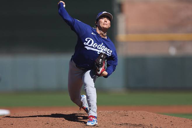 SCOTTSDALE, ARIZONA - FEBRUARY 27: Yoshinobu Yamamoto #18 of the Los Angeles Dodgers warms up before the second inning of the spring training game against the San Francisco Giants at Scottsdale Stadium on February 27, 2026 in Scottsdale, Arizona.   Jeremy Chen/Getty Images/AFP (Photo by Jeremy Chen / GETTY IMAGES NORTH AMERICA / Getty Images via AFP)







<저작권자(c) 연합뉴스, 무단 전재-재배포, AI 학습 및 활용 금지>