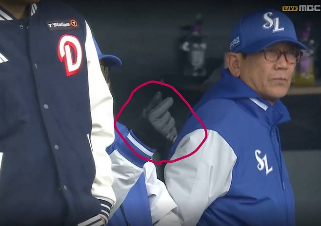 15일 이천 두산전. 미야지 탈삼진에 손하트를 그리며 기뻐하는 박진만 감독. 티빙 중계화면