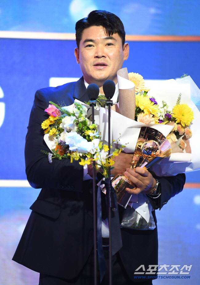 24일 오후 서울 송파구 롯데호텔에서 2025KBO시상식이 열렸다. 홀드상을 수상한 SSG 노경은이 수상소감을 말하고 있다. 정재근 기자 cjg@sportschosun.com/2025.11.24/