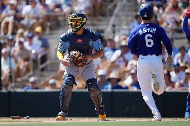 LA 다저스 김혜성이 밀워키 브루어스와의 시범경기서 2회말 선취득점을 하고 있다. AP 연합뉴스