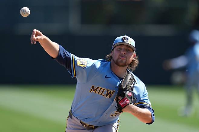 밀워키 브루어스의 채드 패트릭이 LA 다저스와의 시범경기서 선발등판해 역투하고 있다. AP 연합뉴스